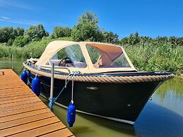 Luxury Houseboat for 3 People, by the sea