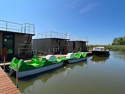 Luxury Houseboat for 3 People, by the sea