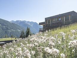 Chalet Resort Near Lake