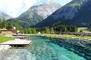 Chalet Resort Near Lake