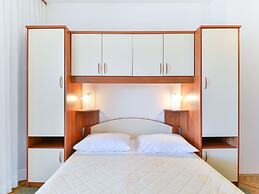 Apartments in House Liveric, in Vir at the Beach