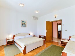 Apartments in House Liveric, in Vir at the Beach