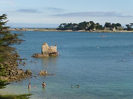 Spacious House Near Pink Granite Coast