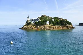 Charming Holiday Home Near the Beach, Locquemeau