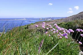 Charming Holiday Home Near the Beach, Locquemeau