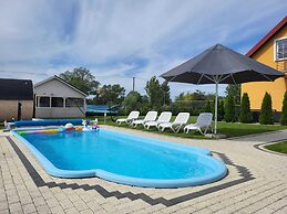 Comfortable Apartment, 5 Bedrooms, Summer Pool