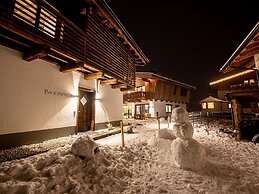 The Village - Chalet Farmhouse