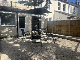Bristol - 4 Beds - Sleeps 7 - For Groups - Garden