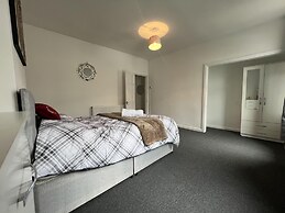 Bristol - 4 Beds - Sleeps 7 - For Groups - Garden