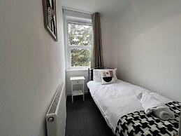 Bristol - 4 Beds - Sleeps 7 - For Groups - Garden