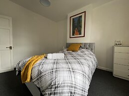 Bristol - 4 Beds - Sleeps 7 - For Groups - Garden