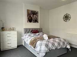 Bristol - 4 Beds - Sleeps 7 - For Groups - Garden