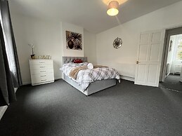 Bristol - 4 Beds - Sleeps 7 - For Groups - Garden