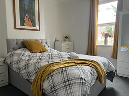 Bristol - 4 Beds - Sleeps 7 - For Groups - Garden