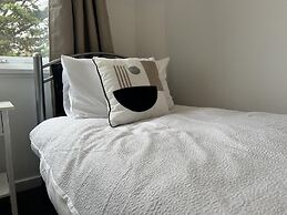 Bristol - 4 Beds - Sleeps 7 - For Groups - Garden