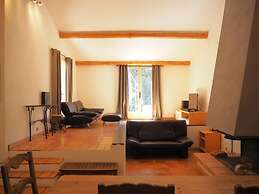 Nice Holiday Home With Private Pool in the Luberon Park, Grambois