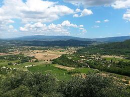 Nice Holiday Home With Private Pool in the Luberon Park, Grambois