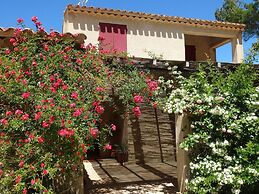 Nice Holiday Home With Private Pool in the Luberon Park, Grambois