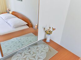 Apartments in House Liveric, in Vir at the Beach