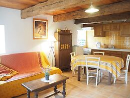 Private Garden House in Redortiers