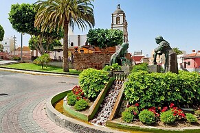 Villa With Pool and Beautiful Architecture