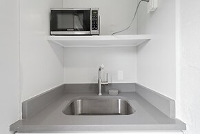 Chic City Retreat 93D