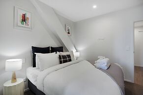 Augustus Harmony Apartment with Parking