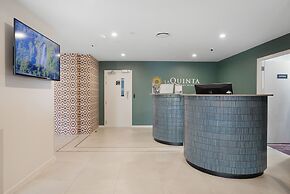 Augustus Harmony Apartment with Parking