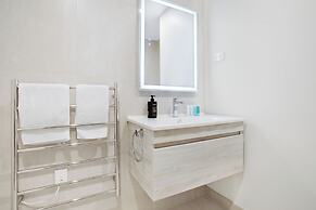 Augustus Harmony Apartment with Parking