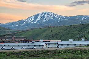 Black Rock Ridge by Luxury Mountain