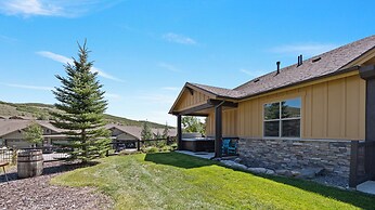 Black Rock Ridge by Luxury Mountain