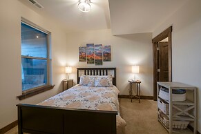 Black Rock Ridge by Luxury Mountain
