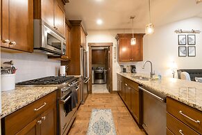 Black Rock Ridge by Luxury Mountain