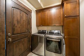 Black Rock Ridge by Luxury Mountain