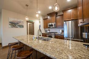 Black Rock Ridge by Luxury Mountain