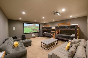 Black Rock Ridge by Luxury Mountain