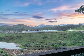 Black Rock Ridge by Luxury Mountain