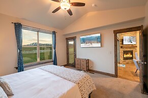 Black Rock Ridge by Luxury Mountain