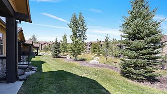 Black Rock Ridge by Luxury Mountain