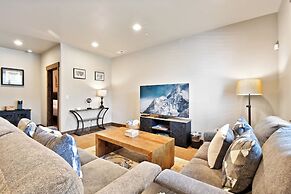 Black Rock Ridge by Luxury Mountain