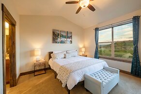 Black Rock Ridge by Luxury Mountain