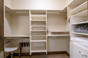 Black Rock Ridge by Luxury Mountain