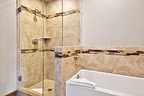 Black Rock Ridge by Luxury Mountain