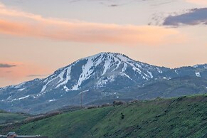 Black Rock Ridge by Luxury Mountain