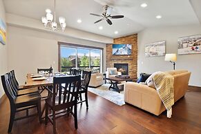 Black Rock Ridge by Luxury Mountain