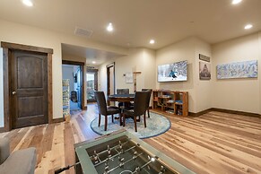 Black Rock Ridge by Luxury Mountain