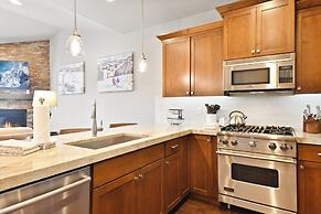 Black Rock Ridge by Luxury Mountain