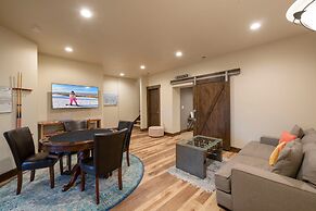 Black Rock Ridge by Luxury Mountain