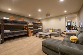 Black Rock Ridge by Luxury Mountain