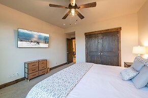 Black Rock Ridge by Luxury Mountain